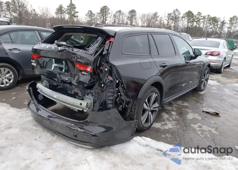 2026 Volvo V60 Cross Country Plus, B5 Awd Gas (Mild Hybrid) z USA, uszkodzony, nr VIN YV4L12WK8T2170272